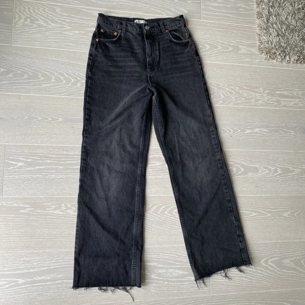 Säljer dessa fina jeans som knappt är använda! Från Gina Tricot, strl 38💕. Jeans & Byxor.