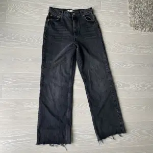 Säljer dessa fina jeans som knappt är använda! Från Gina Tricot, strl 38💕