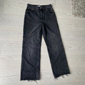 Svart/gråa jeans - Säljer dessa fina jeans som knappt är använda! Från Gina Tricot, strl 38💕