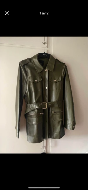 River island skinn jacka  - Fusk läder jacka i khaki färg frpn river island. Inga anmärkningar 