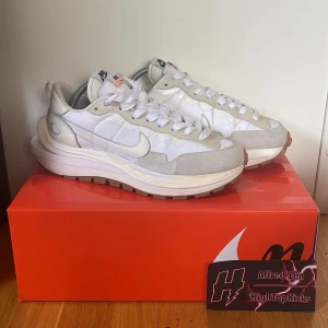 Nike X Sacai Vaporwaffle ”Sail Gum” - Nike X Sacai Vaporwaffle ”Sail Gum” Size: EU42,5 Cond: 8,5+/10 Pris 2800kr All og:✅  Kollar mest ifall någon är intresserad Skicka ett en ifall du har några frågor eller funderingar😁