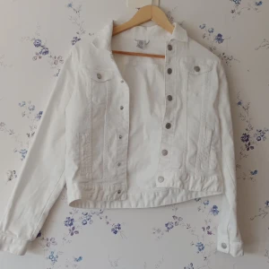 Vit jeans jacka - En jeans jacka med knappar och fickor. Priset kan diskuteras. Köparen betalar frakt 