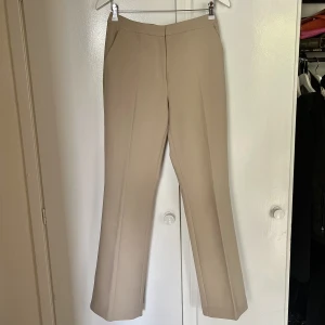 Kostymbyxa - Jättefina kostymbyxor till vår och sommar. Använda endast 1 gång! Hellånga på mig som är 170 cm