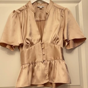 Blus - V-ringad  Satin  Puderrosa/ beige  Knappar längst midjan 