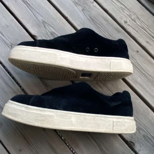 Eytys Doja mocka Skor  - Säljer dessa snygga Eytys Doja skor nu för att dom är lite för stora och jag har andra skor som jag använder istället för dom här.  Lite smutsiga men går alltid att fixa! Mockan på skorna är i bra skick inga defekter på skorna alls.