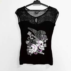 Cool deadstock topp från BANNED med tryck & spindelvävsspets! 🕸️🖤💜🦇Storlek S (mjukt stretch) 📏I fint skick! ✨True Y2K vibes!!! 🤩Frakt på 43kr tillkommer 💌