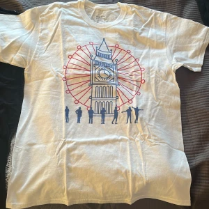 Vit bts tröja - LIMITED SPECIAL EDITION bts T-shirt som såldes på en officiell pop up shop i london 2019. Knappt använd. Lite stelt material tack vare att den inte har blivit använd 