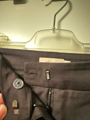 Kostymbyxor - Svarta kostymbyxor som sitter snäppet tajtare, kan knäppes dubbelt och aldrig använd 