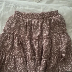 Kjol - Rosa kjol med blommigt mönster💕