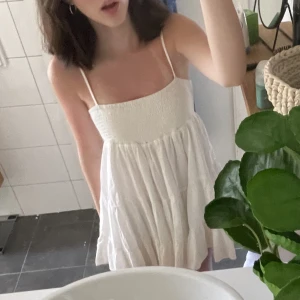 zara klänning  - säljer min fina zara klänning❤️ storlek XS