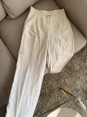 Linne byxor - Linnebyxor som har utseende av kostym byxor. Storlek M från H&M Aldrig använda 