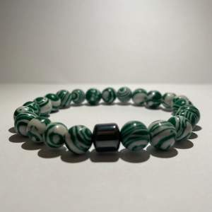 Armband av pärlor. Grön och Vit färg Helt ny i sin förpackning One Size