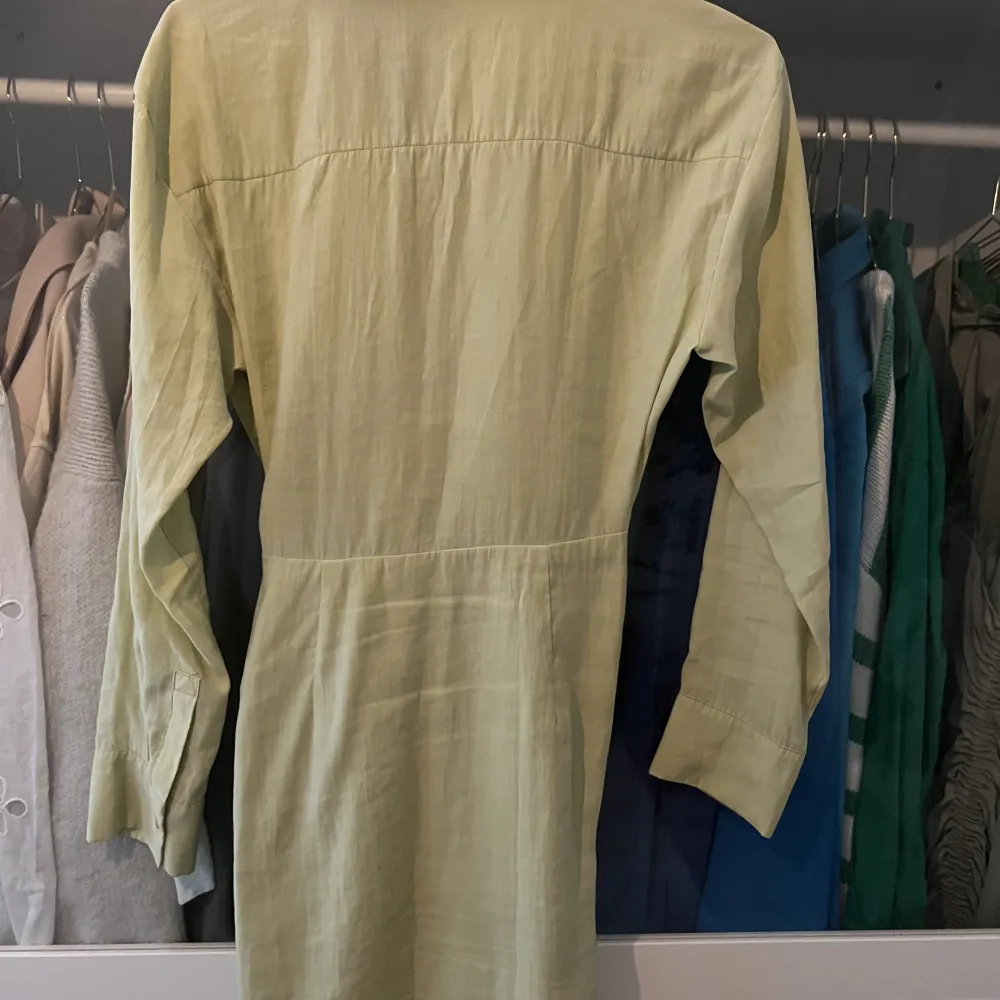 En klänning från Zara i grön/olivgrön färg, storlek Xs. Köptes förra sommaren, använts några gånger🫶. Klänningar.