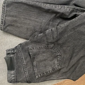 Raka svarta Jeans!🖤 - Jeans från Gina. Super skick!