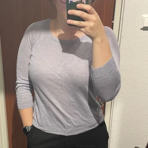 Stickad tröja - Tunn stickad tröja från stockh lm i storlek xs. Fint skick. 