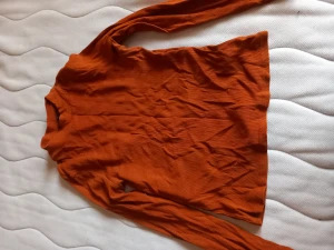 Tröja - Orange/brun tröja från Monki. 