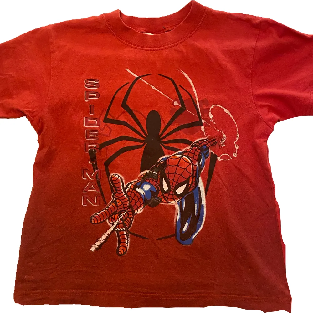 RESERVERAD spiderman tshirt ⭐️ babytee, passar mig som är 36-38. T-shirts.