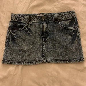 Minikjol - Jätte söt minikjol i jeans material, den har även nitar på framsidan som är en snygg detalj enligt mig, står att den är i storlek m men skulle säga mer som en s för den sitter ganska tajt, är använd max 2 gånger