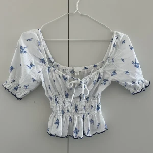 Topp från HM - Söt blommig topp från H&M. Knappt använd, så är i väldigt bra skick. 