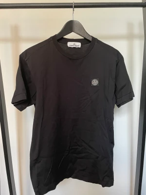Stone Island T-Shirt - I princip oanvänd Stone Island T-Shirt. Köpt på NK och 100% bomull så väldigt mjukt tyg. Storlek S.