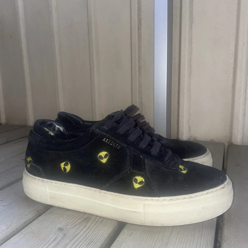 Axel Arigato suede low-top, stl:39. Köpta 2019, flitigt använda men i gott skick!! Skickar absolut fler bilder om så önskas:). Skor.