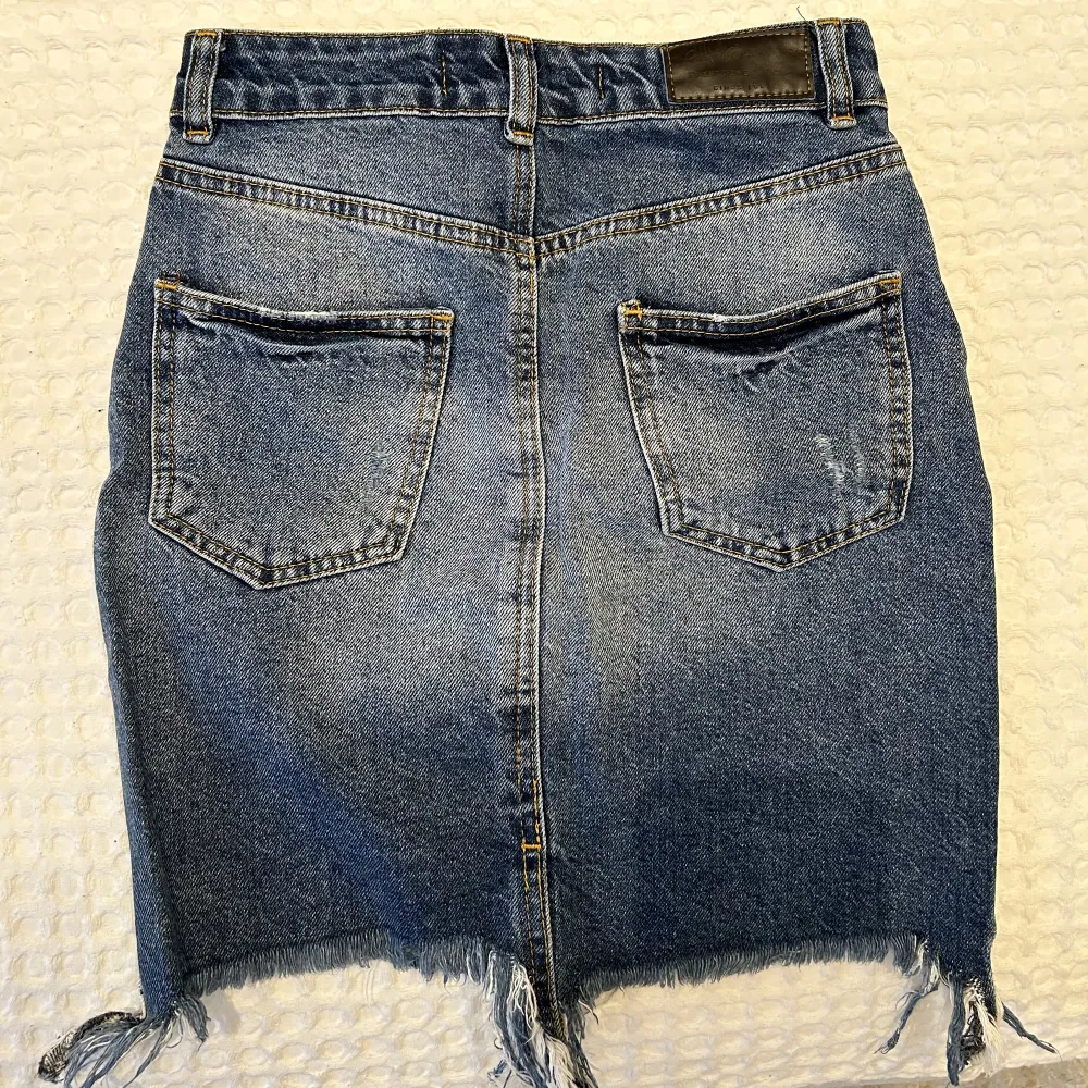 Jeanskjol i bra skick. Den har inte mycket stretch i sig och har varit sådan sedan jag köpte den. Passar XS och XXS, beroende på ifall man vill ha den tight eller lös.. Hameet.