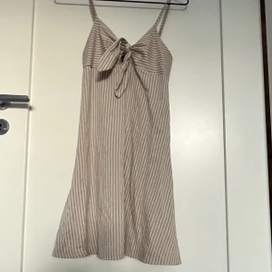 Sommarklänning  - Söt kort randig klänning från Gina Tricot!