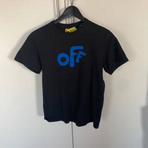 Off white t shirt  - Svart blå off white t med det original off white logan där back 