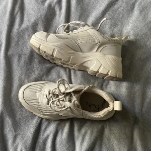 Skor - Snygga skor som jag köpte från Sellpy men måste sälja då de inte passar mig💕 Har några skador som jag kan visa i meddelanden vi intresse🫶🏻