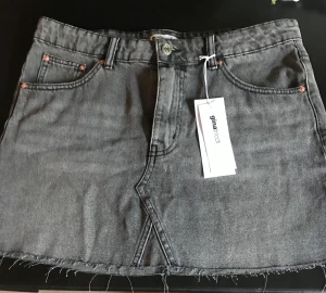 Kjol - Snygg jeans kjol från Gina tricot. Aldrig andvänd bara testad. Inga defekter. Köparen står för frakt!☀️
