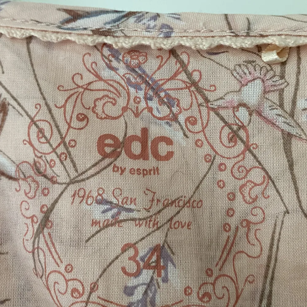 Säljer denna supergulliga klänning från Edc by Esprit i stl 34. Mycket fint skick! Den har ett midjeband som kan regleras/knytas utifrån passform :) skriv om du har frågor✨. Klänningar.