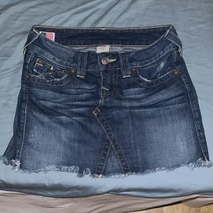 True Relgion Lowwaist Jeanskjol - Säljer min true religion jeanskjol eftersom den är för stor :(( den är en 26a så passar xs-s 🫶