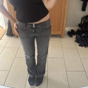 Säljer dessa super fina lågmidjade jeans! Köpte här på plick men dom var tyvärr förstora. (Lånade bilder av hon jag köpte dom av)💗✨Skriv för frågor!✨