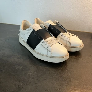 Valentino skor - Hej: säljer ett par valentino open. Skorna är i använt skick, lite slitet invändigt men inget som syns. Finns orderbekräftelse  Inget og