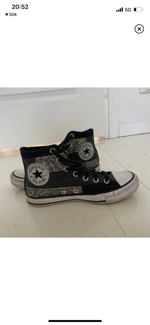 Skor - Säljer mina super snygga convers skor i superbra skick. Skriv vid fler frågor❤️