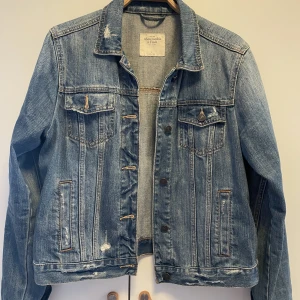 Jeansjacka - Jeansjacka från Abercrombie and fitch. Storlek L. Köpt i London. Bra skick. 