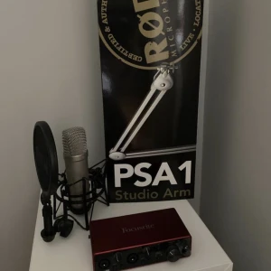 Studio  - 😊 ett mikrofonstativ ingår i köper ☺️scarlett 2i2 3 generation. Røde NT1-A. Och PSM1. Nypris för allt ca 6000. 