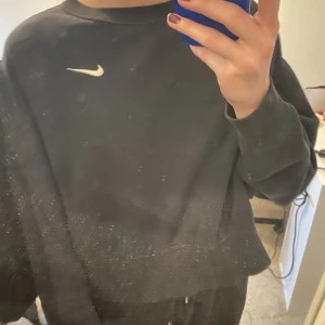 Nike crewneck  - Fin tröja från Nike i bra skick! Ber om ursäkt för suddig bild! 🫶🏼