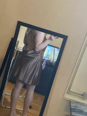 Brun klänning - Brun klänning från hm Siden Aldrig använd Sveper fin 