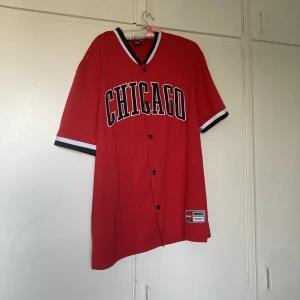 Cover-up - Använt va 2ggr men är helt som ny. Går att använda som cover-up till stranden elr bara till vardags. Det står Chicago på den. 