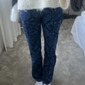 Weekday jeans - Säljer mina Såå fina weekday jeans med orm mönster! Nästan aldrig använda så som nya. Nypris 690kr💗
