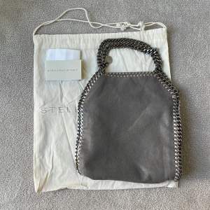 Jättefin ”Falabella Mini Tote Bag” köpt på Vestiaire Collective med tote bag och kvitto. Väskan har tecken på användning som ni kan se på bilderna. Idag kostar en ny 10,180kr och jag säljer för 4000kr🩵