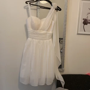 Vit klänning - Vit studentklänning/festklänning. Helt oanvänd. 