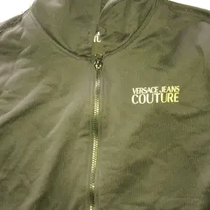 Versace hoodie köpte den för 3200 kr för ungefär 3 månader sen, Svart passar i Medium och Large, har använts max 8 gånger