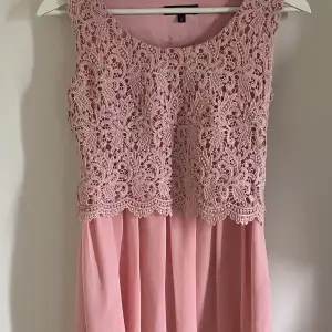Supersöt rosa klänning i storlek S. Fint skick!
