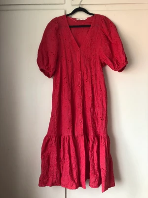 Zara klänning - Superfin rosa klänning från Zara, använd förra midsommar så är i jätte fint skick fortfarande. ✨ Står xs i klänningen men skulle även säga att de passar någon som är XS, S -liten M, beroende hur man vill att den skall sitta. Nytvättad 🌸