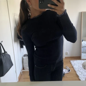 Ribbad topp - Jättefin ribbad topp från Maje med detaljer på ärmarna och halsen. Står storlek 1 men den är som S/M