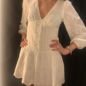 Zara klänning - Letar du efter den bästa snyggaste och skönaste klänningen att ha på utspringet??? SE HIT här är den❤️❤️❤️ så snygg i sommar. Helt oanvänd ❤️