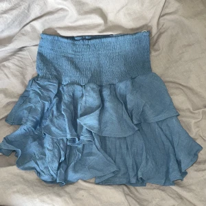 Kjol - Jättefin blå volangkjol som inte kommer till användning, aldrig använd. 80kr plus frakt💕har en likadan i svart också om någon skulle vara intresserad.