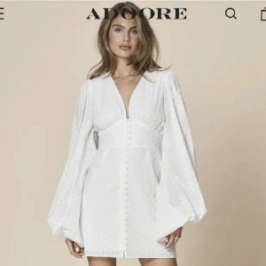 Klänning adoore - Säljer denna superfina klänning från Adoore strl 34. Endast använd en gång så den är i bra skick utan defekter 💕Slutsåld på hemsidan och vet inte om den kommer in igen